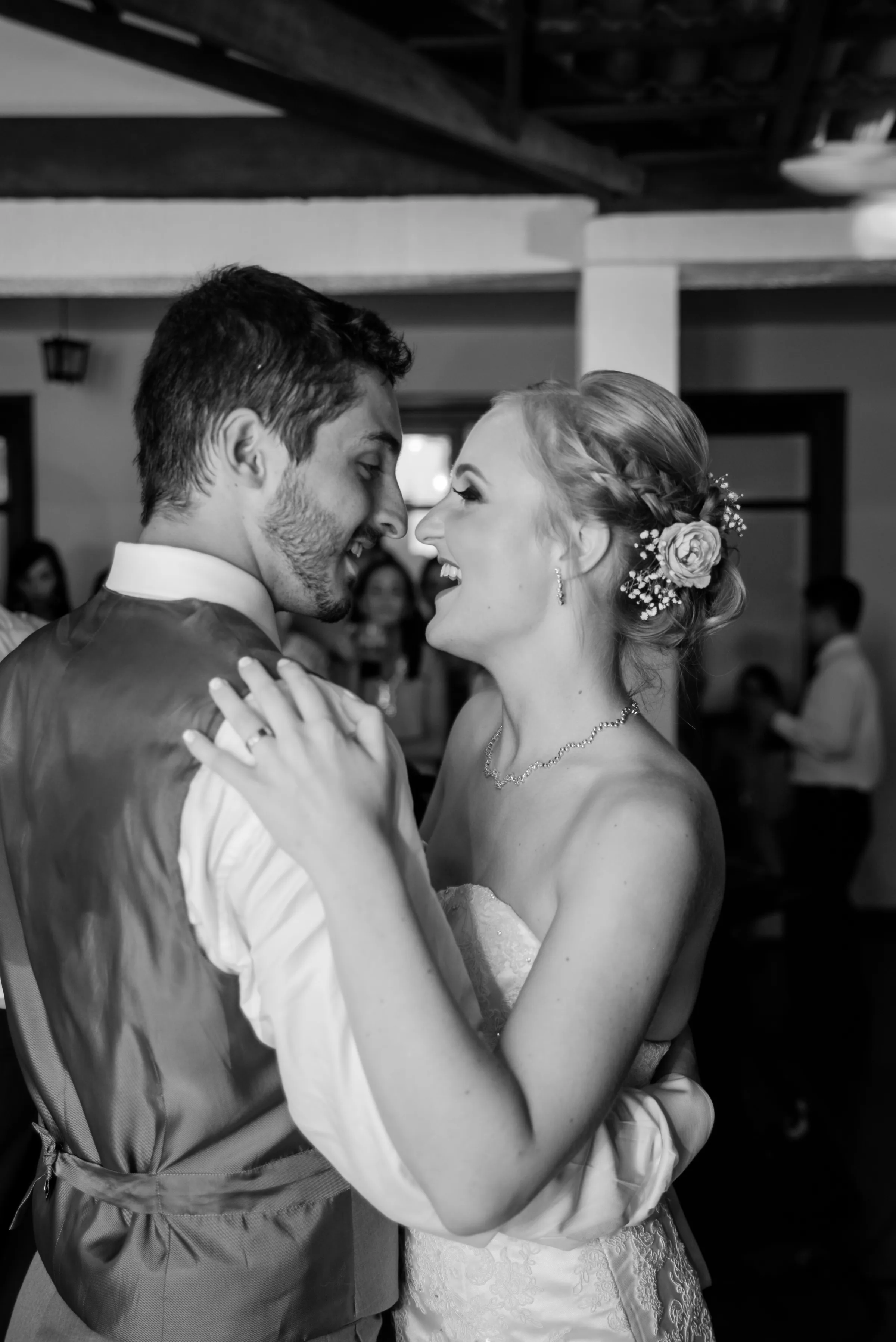 Primeira dança do casal testa a testa no salão, imagem em preto e branco